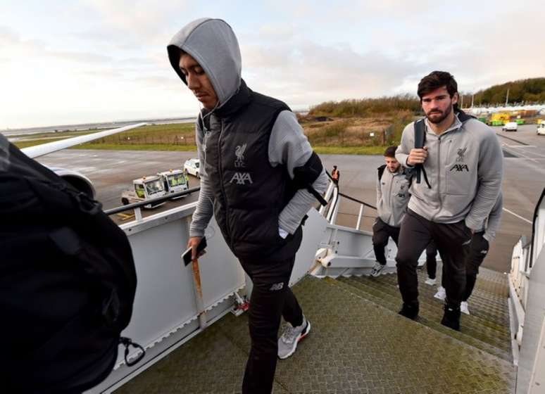 Elenco do Liverpool a caminho do Catar (Foto: Reprodução / Twitter Liverpool)