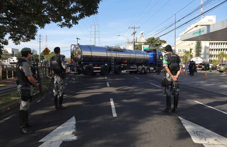 Na paralisação em 2018, a polícia e as Forças Armadas escoltaram caminhões de combustíveis para tentar garantir o abastecimento de postos