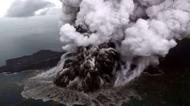 Vulc&atilde;o Anak Krakatau no dia seguinte &agrave; erup&ccedil;&atilde;o que levou ao tsunami, em 23 de dezembro de 2018