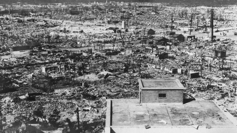 A bomba atômica deixou Hiroshima em ruínas, destruindo quase todas as casas e edifícios