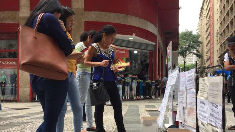 Na Barão de Itapetininga, em São Paulo, vagas de emprego são expostas na rua e em postes