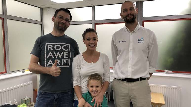 Jacob com a m&atilde;e Gemma quando foi experimentar a pr&oacute;tese