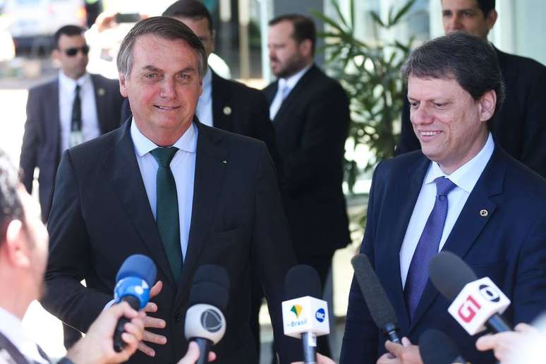O presidente Jair&#160;Bolsonaro e o ministro da Infraestrutura, Tarcísio de Freitas durante entrevista à imprensa