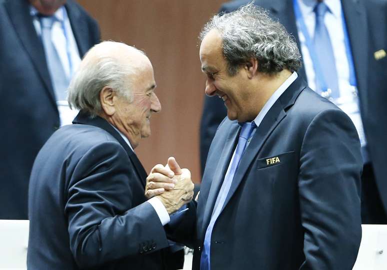 Blatter e Platini (&agrave; esquerda) se cumprimentam durante evento da Fifa em 2015, em Zurique
29/05/2015
REUTERS/Arnd Wiegmann