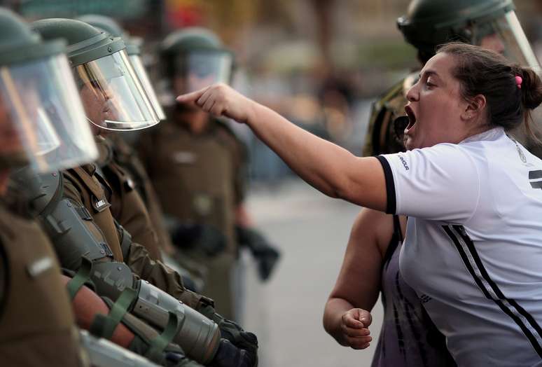 Mulher aponta para policial durante protesto contra o governo no Chile
15/12/2019
REUTERS/Ricardo Moraes