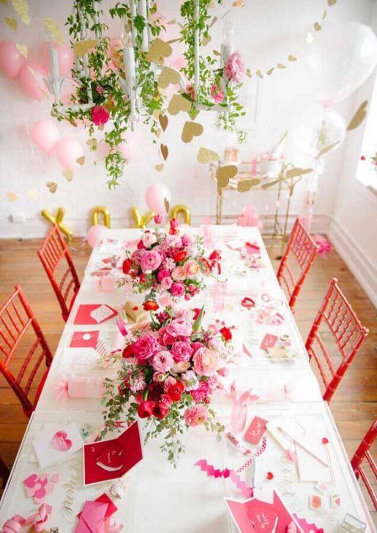 12. Linda decoração com flores e balões cor de rosa para festa surpresa para amiga – Foto: Pinterest