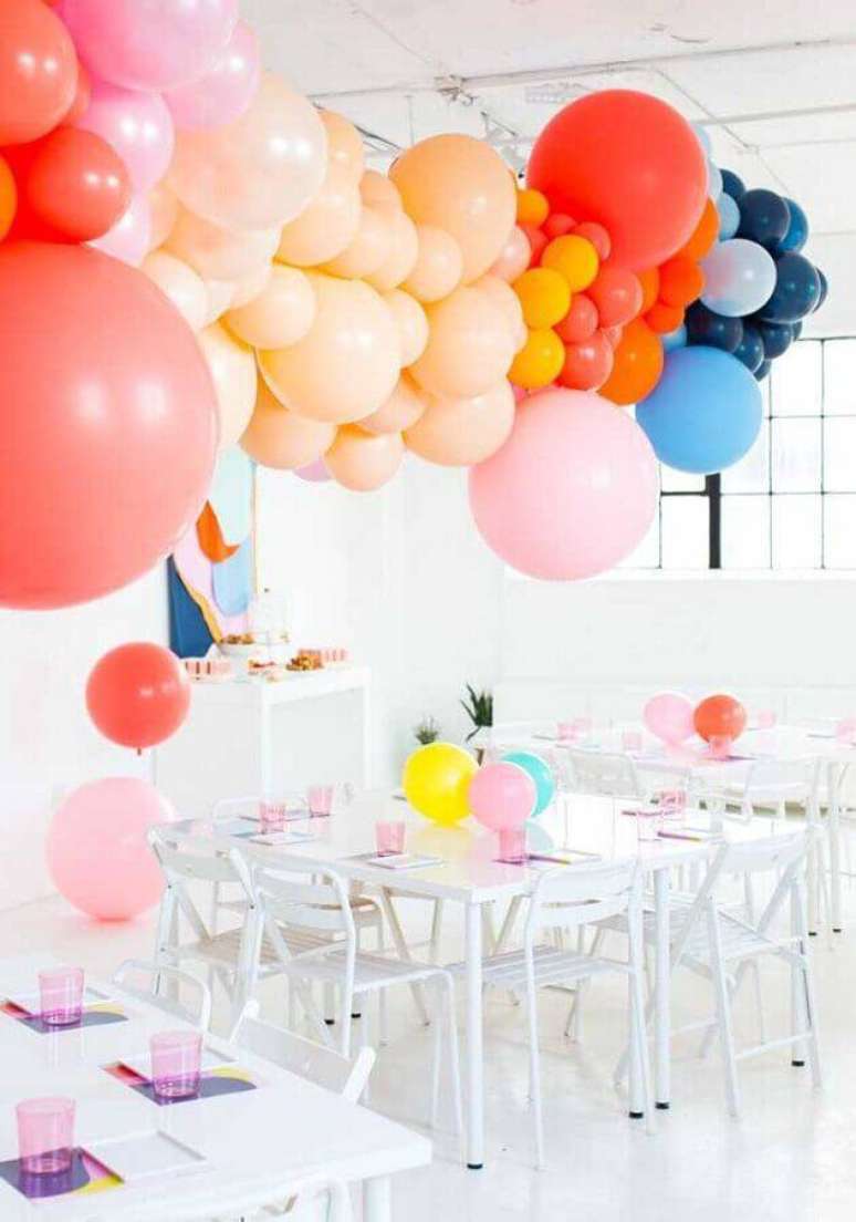 13. Balões coloridos são ótimos para uma decoração de festa surpresa simples e barata – Foto: iFuun