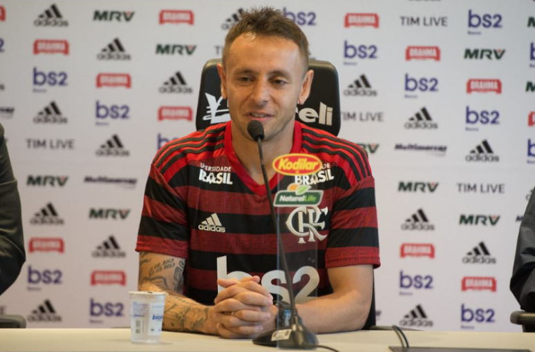 Rafinha exaltou Jorge Jesus em entrevista coletiva (Foto: Alexandre Vidal/CRF)