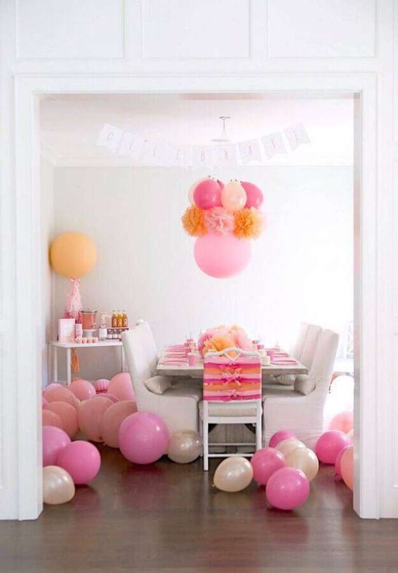 15. Decoração com balões cor de rosa para festa surpresa simples e barata para amiga – Foto: Kara’s Party Ideas