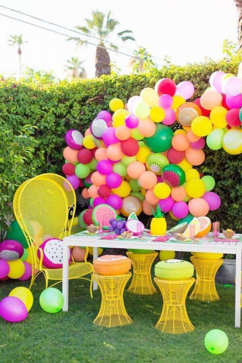 17. Linda decoração de festa surpresa ao ar livre com arranjo de vários balões coloridos – Foto: Decoratorist