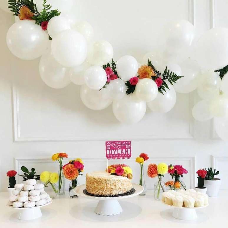 19. Delicada decoração para festa surpresa com balões brancos e arranjos de flores coloridas simples – Foto: Dancing Orchid