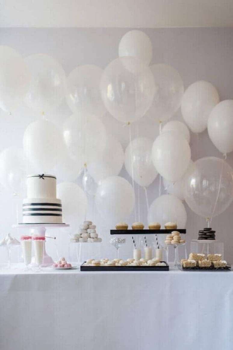 25. Decoração de festa de aniversário surpresa simples toda com balões brancos – Foto: Urban Flip Flops