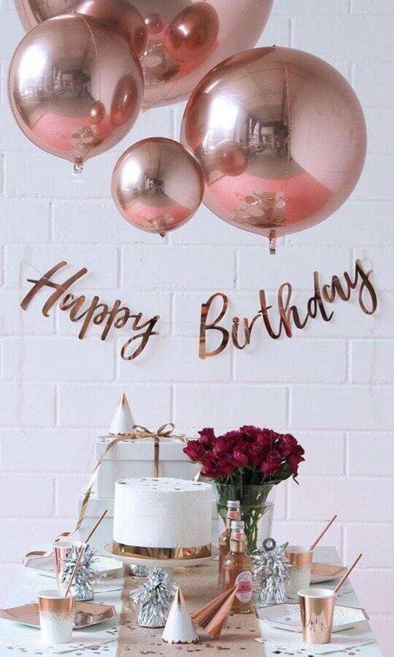 32. Decoração com balões rose gold para festa de aniversário surpresa – Foto: Pinterest