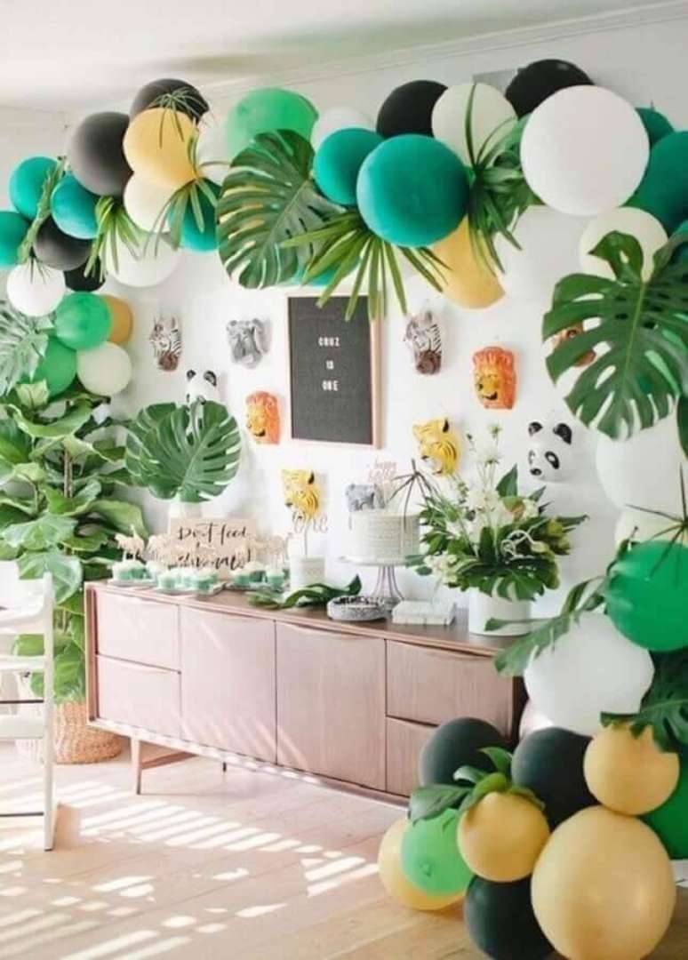 33. Linda decoração de festa surpresa com folhagens, balões e máscaras de animais – Foto: Casa Vogue