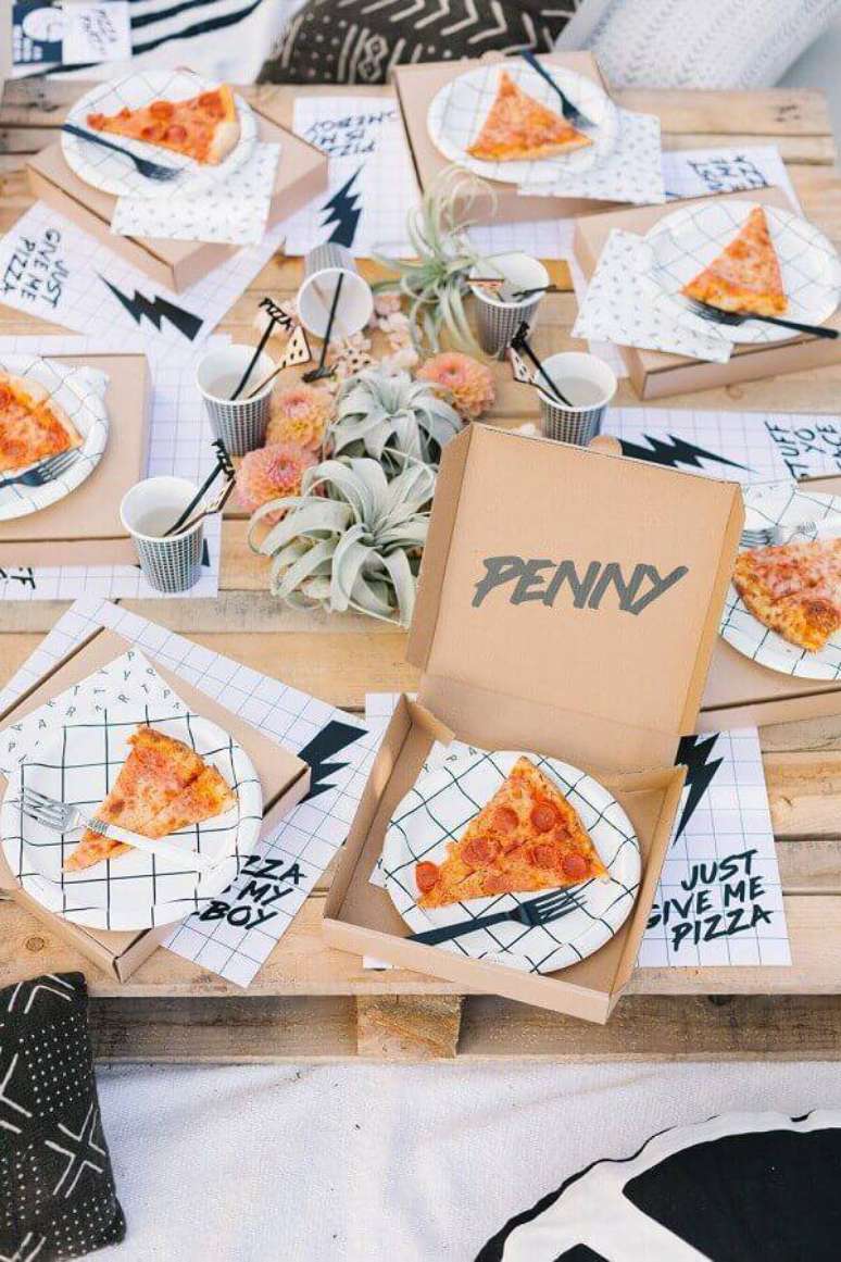35. Que tal um rodízio de pizza para a festa surpresa para amiga? – Foto: Beijos Events