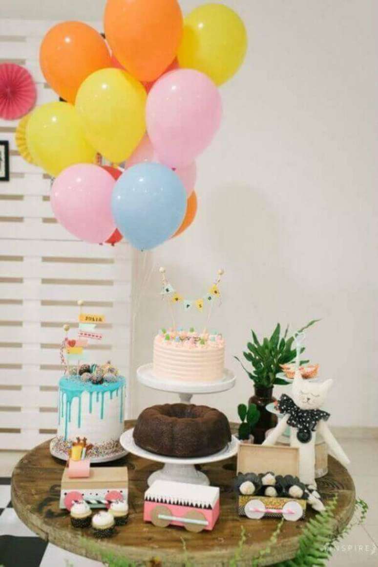 38. Festa surpresa simples decorada com balões coloridos e bolos diferentes – Foto: Ateliêr a Cá Decora