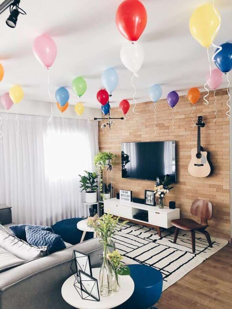 41. Festa surpresa simples e barata em casa decorada com balões coloridos – Foto: Apartamento 203