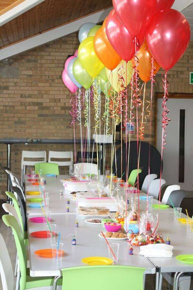 42. Festa surpresa simples e barata decorada com balões e pratinhos coloridos – Foto: Wall Maxx