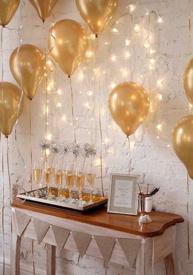 46. Ideias de decoração para festa surpresa com balões dourados – Foto: Pinterest