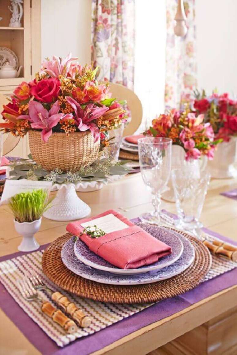 49. Linda mesa decorada para jantar de festa surpresa para amiga em casa – Foto: Olho Mágico