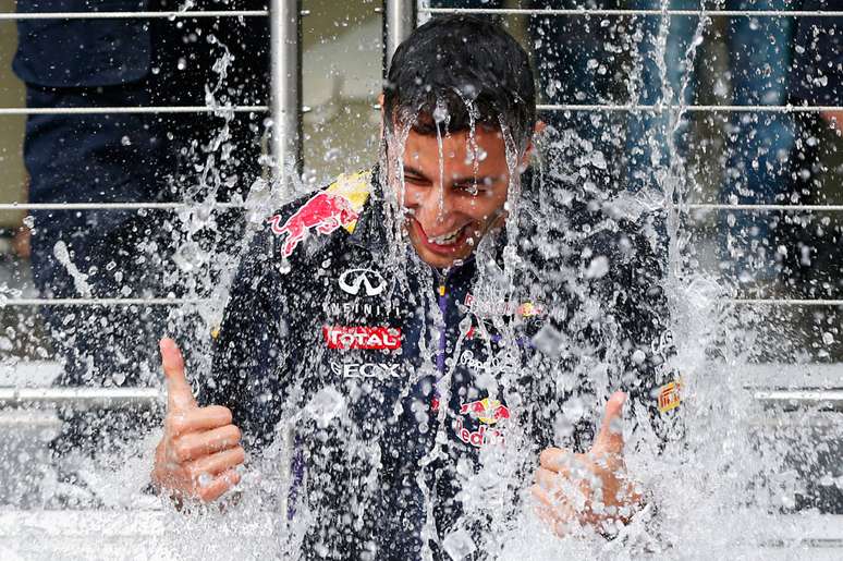 O piloto da F&oacute;rmula 1 Daniel Ricciardo participou, em 2014, do desafio do balde de gelo, que conseguiu angariar mais de US$ 115 milh&otilde;es para pesquisas sobre a doen&ccedil;a degenerativa ELA