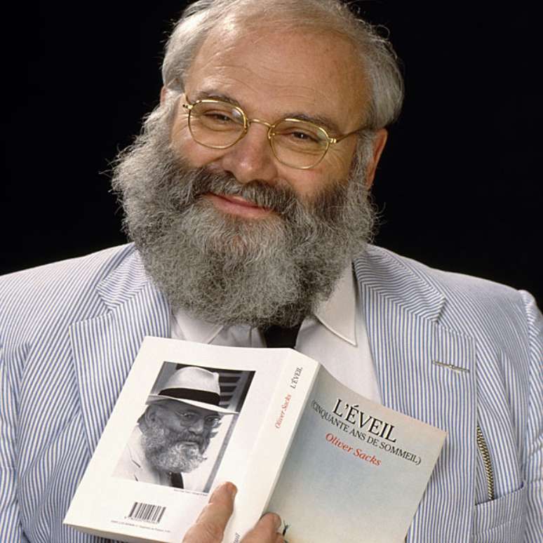 Oliver Sacks com a vers&atilde;o francesa do livro 'Tempo de Despertar', que mais tarde viraria filme
