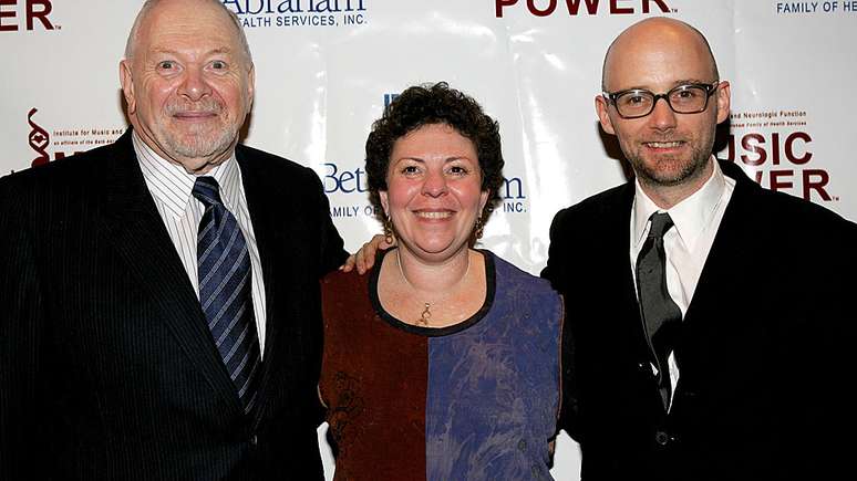 Concetta Tomaino acompanhada de Oliver Sacks e Arnold H. Goldstein, do Instituto da M&uacute;sica e Fun&ccedil;&atilde;o Neurol&oacute;gica, em 2005