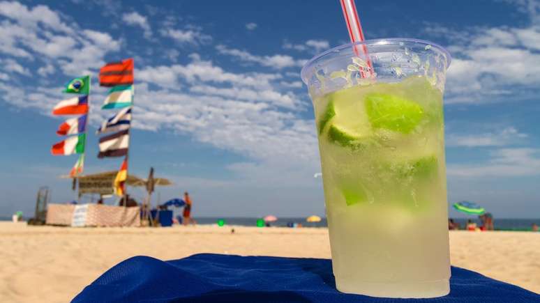 Um dia de verão, um drink, um mergulho... Pode não parecer, mas há uma combinação que não cai bem aí, alertam organizações da área da saúde