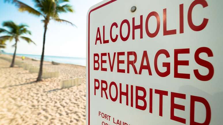 Alguns lugares na África do Sul e Nova Zelândia proíbem consumo de álcool em praias, para evitar riscos trazidos pelas bebidas — como os afogamentos