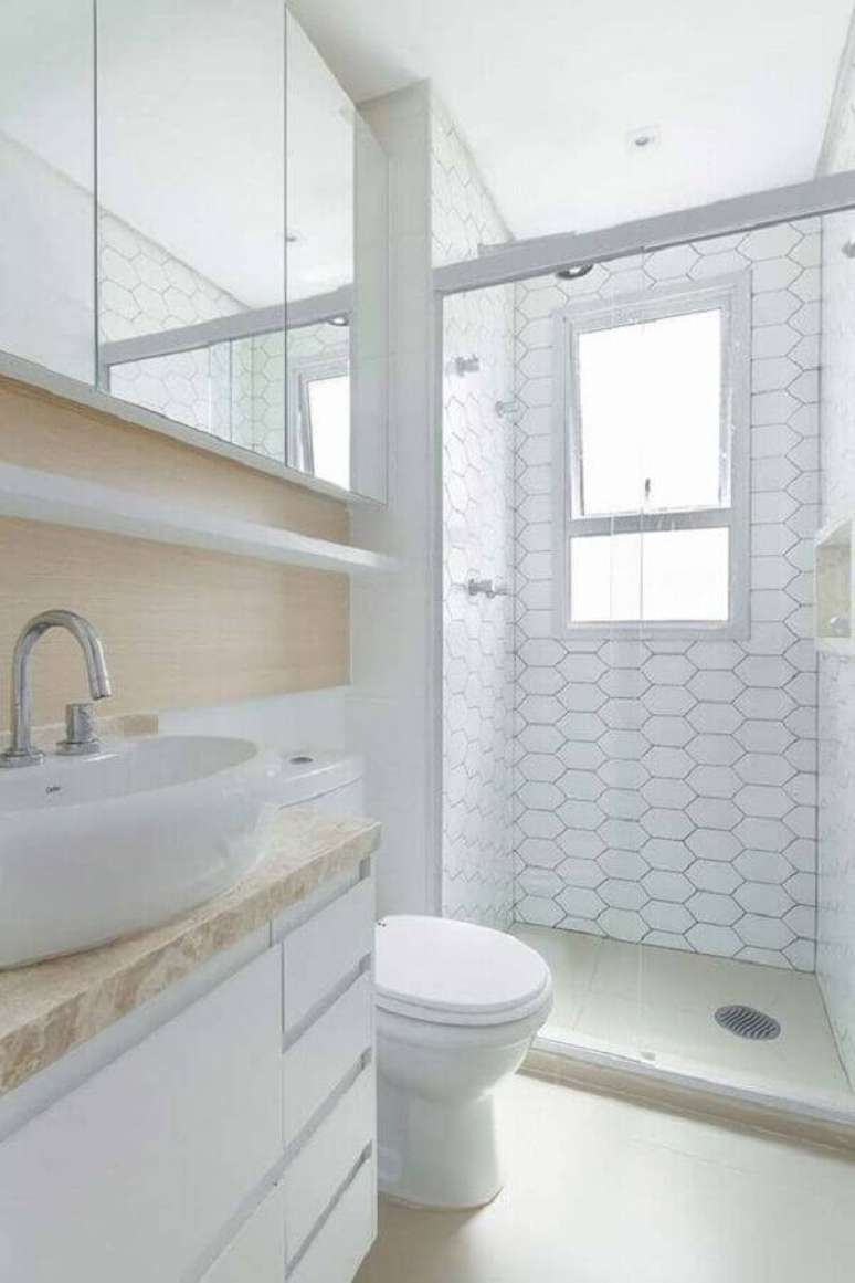 10. Decoração para banheiro na cor branca com detalhes em madeira para deixá-lo mais confortável – Foto: Ideias Decor