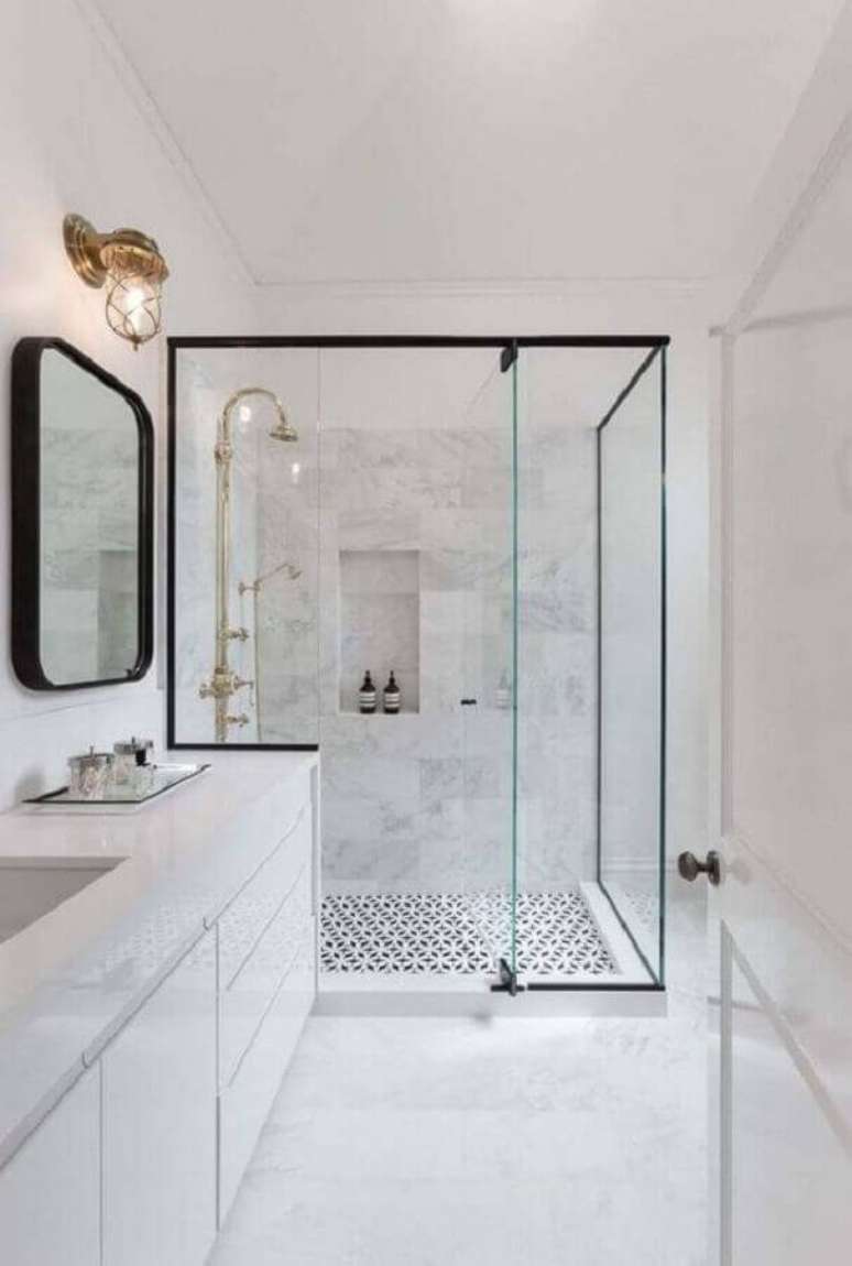 11. Decora&ccedil;&atilde;o moderna para banheiro na cor branca com detalhes em preto &ndash; Foto: Ideias Decor