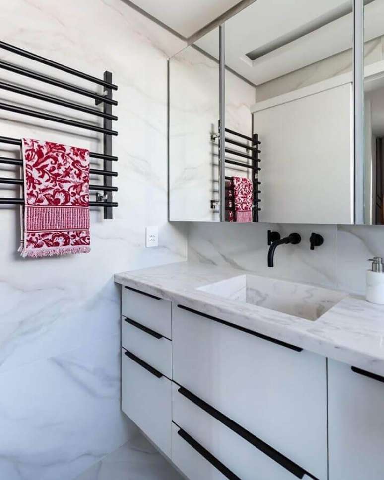 12. Banheiro moderno decorado na cor branca e com detalhes em preto – Foto: Arquitetando Ideias