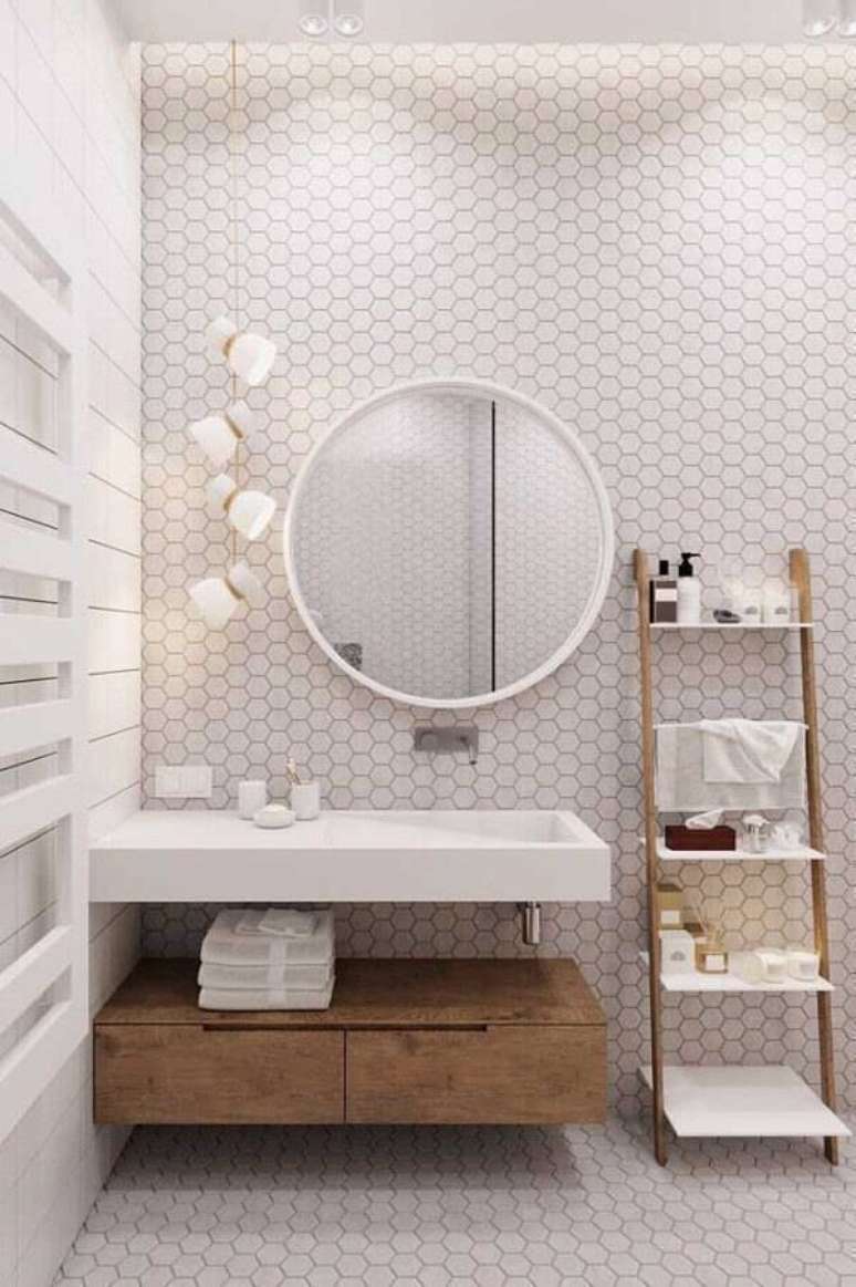 13. Parede cor branca decorada com revestimento moderno para colocar mais personalidade no banheiro – Foto: Fresh4Home