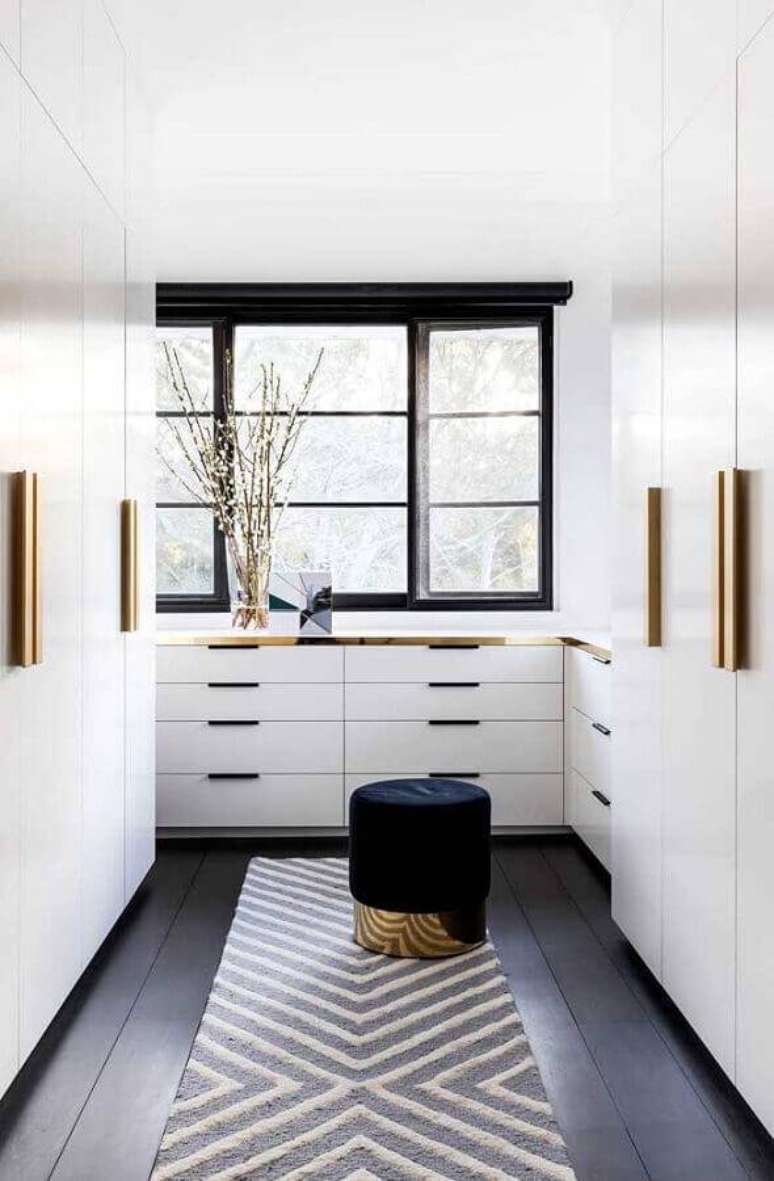 15. Closet moderno decorado na cor branca com piso preto – Foto: We Heart It