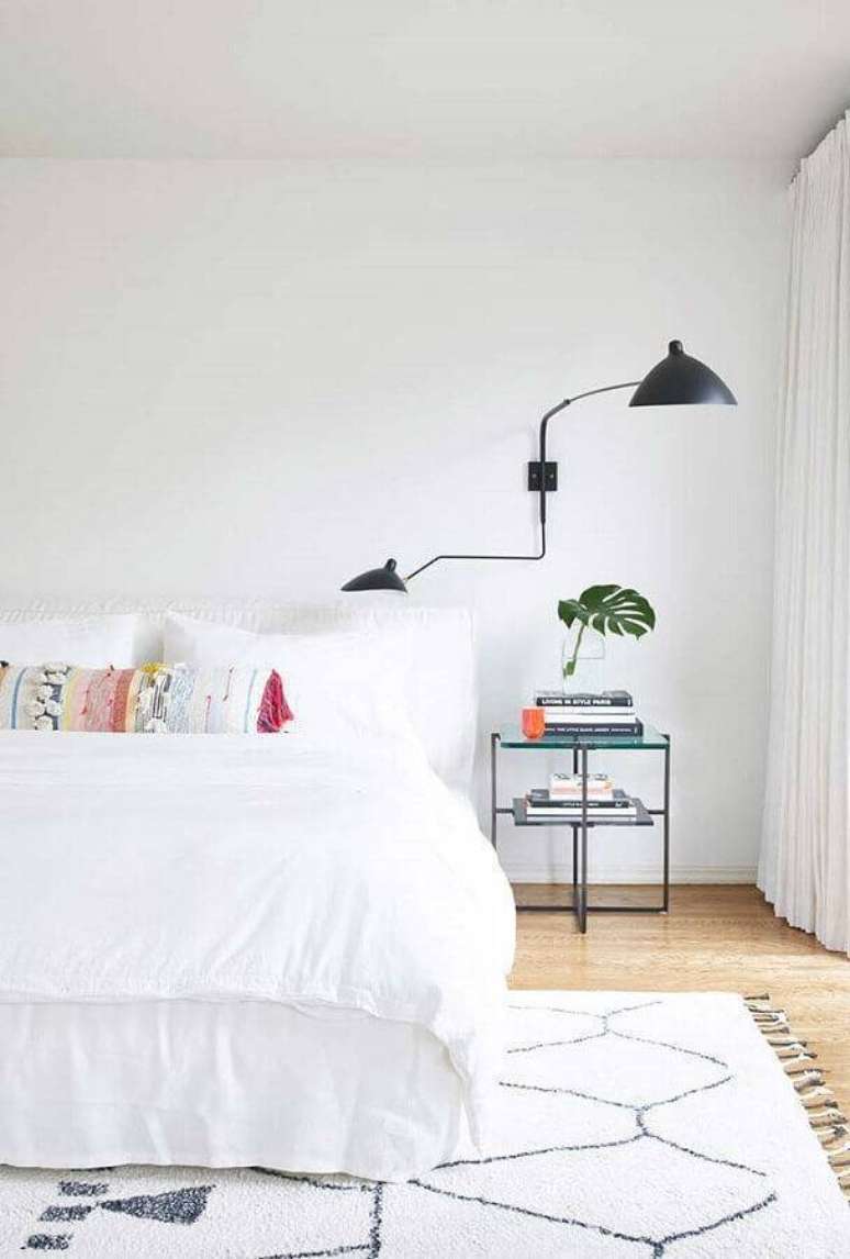 18. Decoração minimalista na cor branca para quarto com luminária de parede – Foto: Otimizi