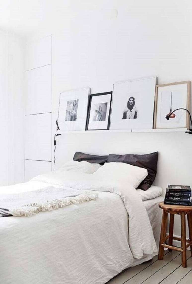 19. Cor branca para quarto de casal decorado com prateleira com quadros apoiados &ndash; Foto: Pinterest