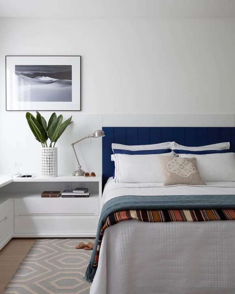 21. Cor branca para quarto de casal moderno com cabeceira azul – Foto: Juliana Pippi