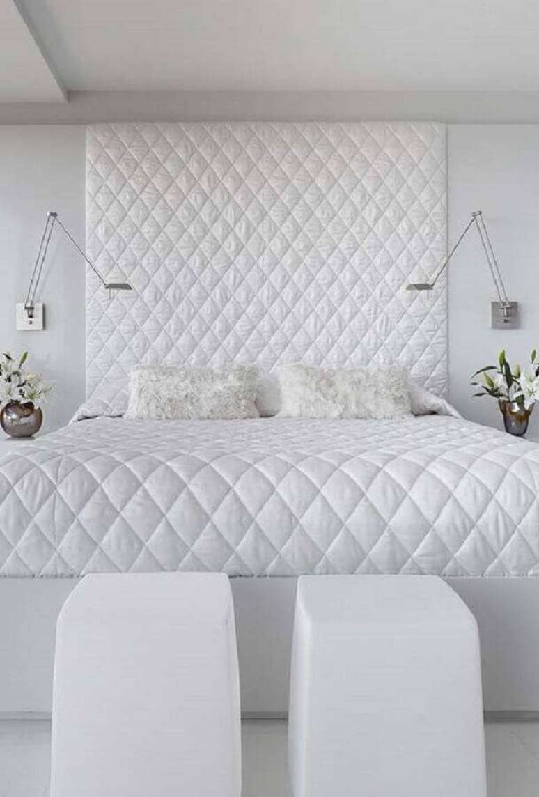 22. Cor branca para quarto de casal decorado com cabeceira estofada que vai até próximo ao teto – Foto: Pinterest