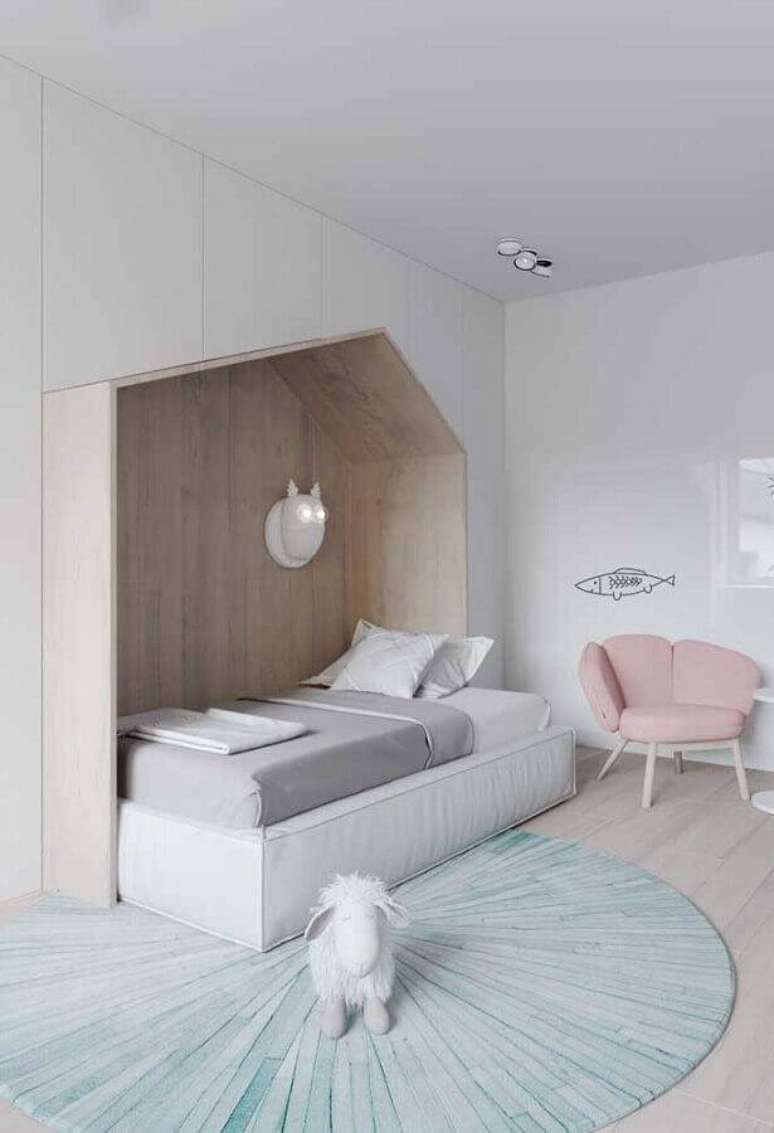 24. Cor branca para quarto infantil l&uacute;dico com cama em formato de casinha, poltrona rosa e tapete grande redondo &ndash; Foto: iFuun