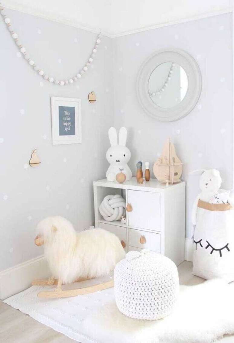25. Decora&ccedil;&atilde;o l&uacute;dica com papel de parede na cor branca para quarto infantil &ndash; Foto: Wood Save