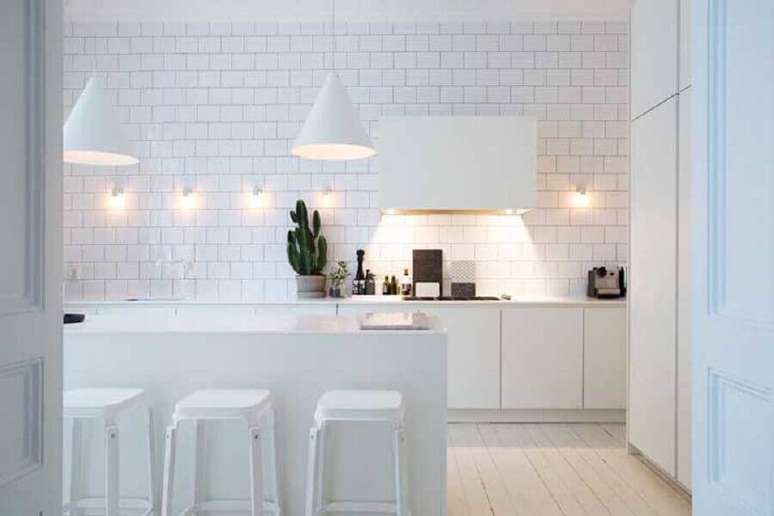 37. Decora&ccedil;&atilde;o clean para cozinha toda na cor branca &ndash; Foto: Pinosy