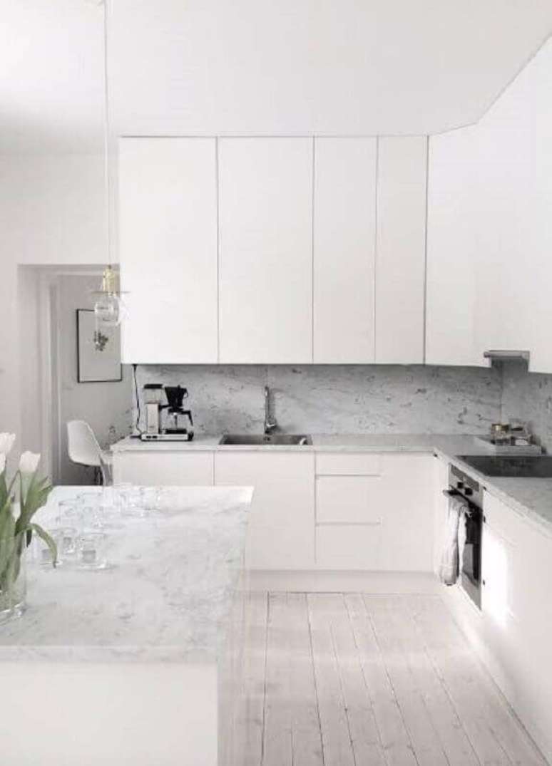 42. Cozinha planejada toda na cor branca com bancada de mármore – Foto: Pinterest