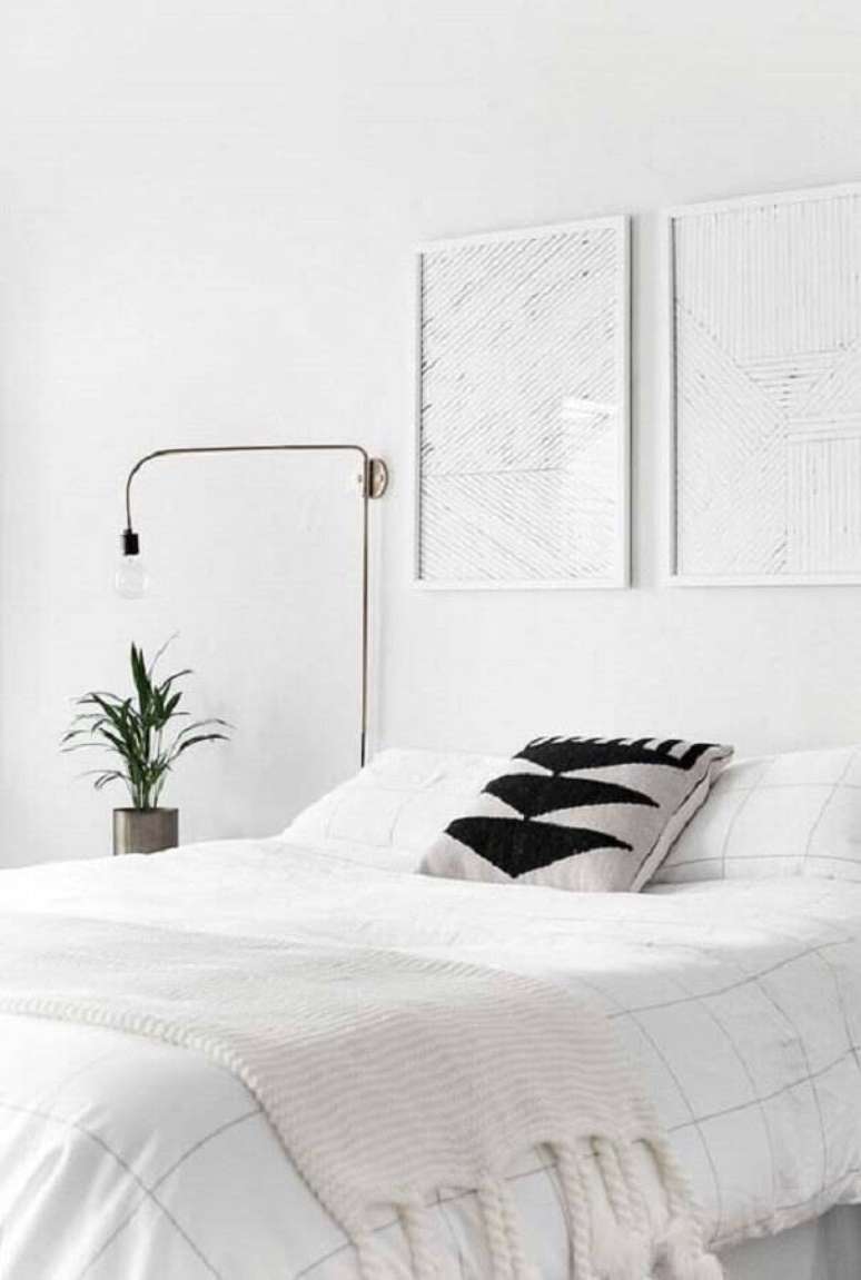 44. Quarto minimalista decorado todo branco – Foto: Homey Oh My