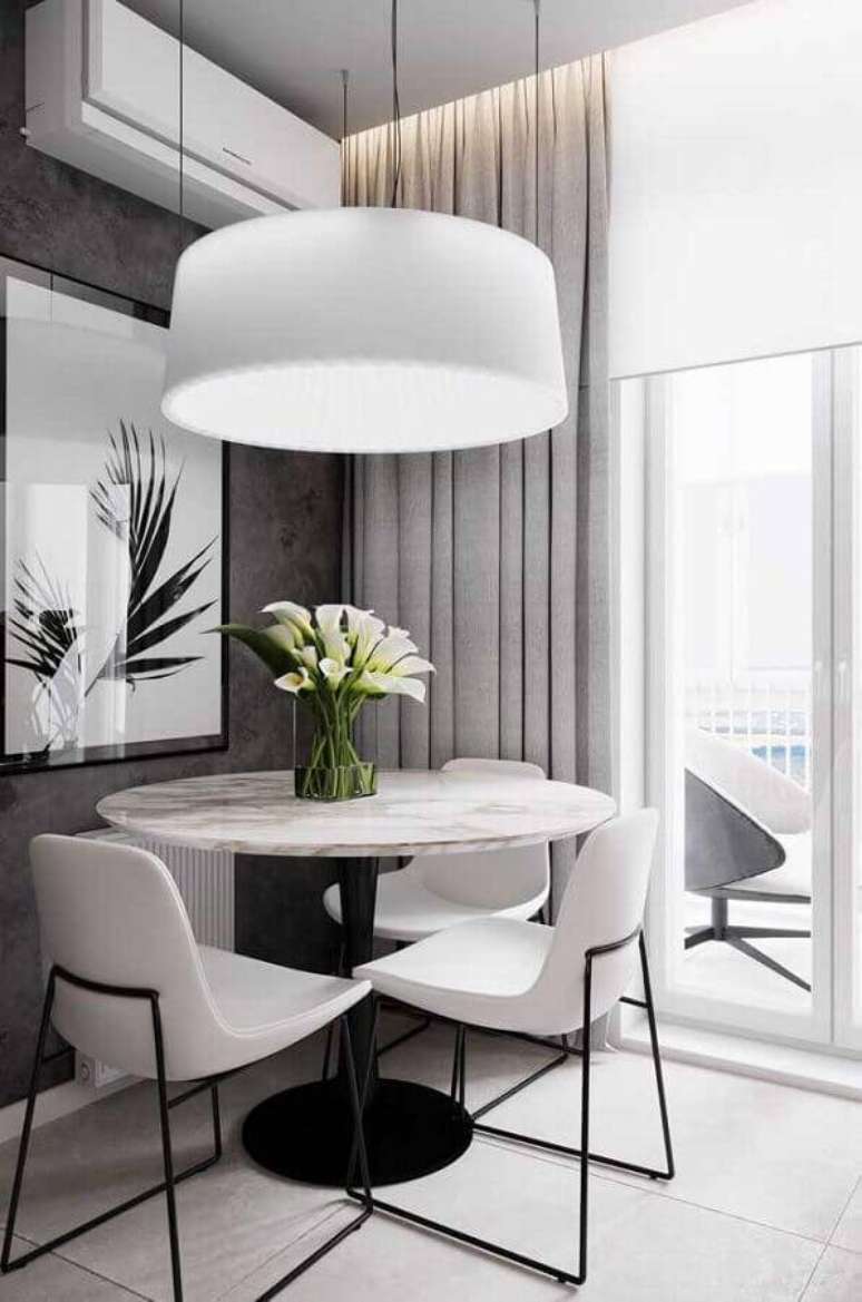 45. Decoração moderna na cor branca com mesa redonda e parede cinza – Foto: Maurício Gebara Arquitetura