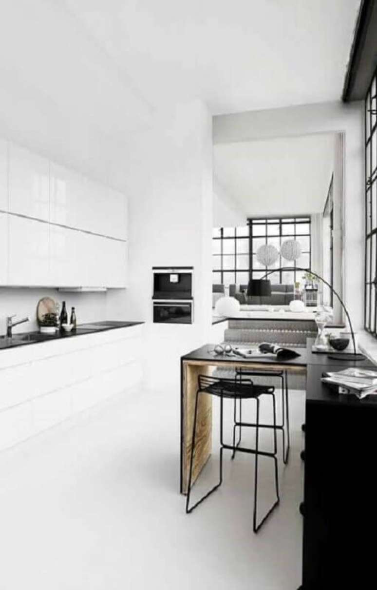47. Decoração moderna para cozinha na cor branca e preta com armários planejados – Foto: Webdesign Dresden