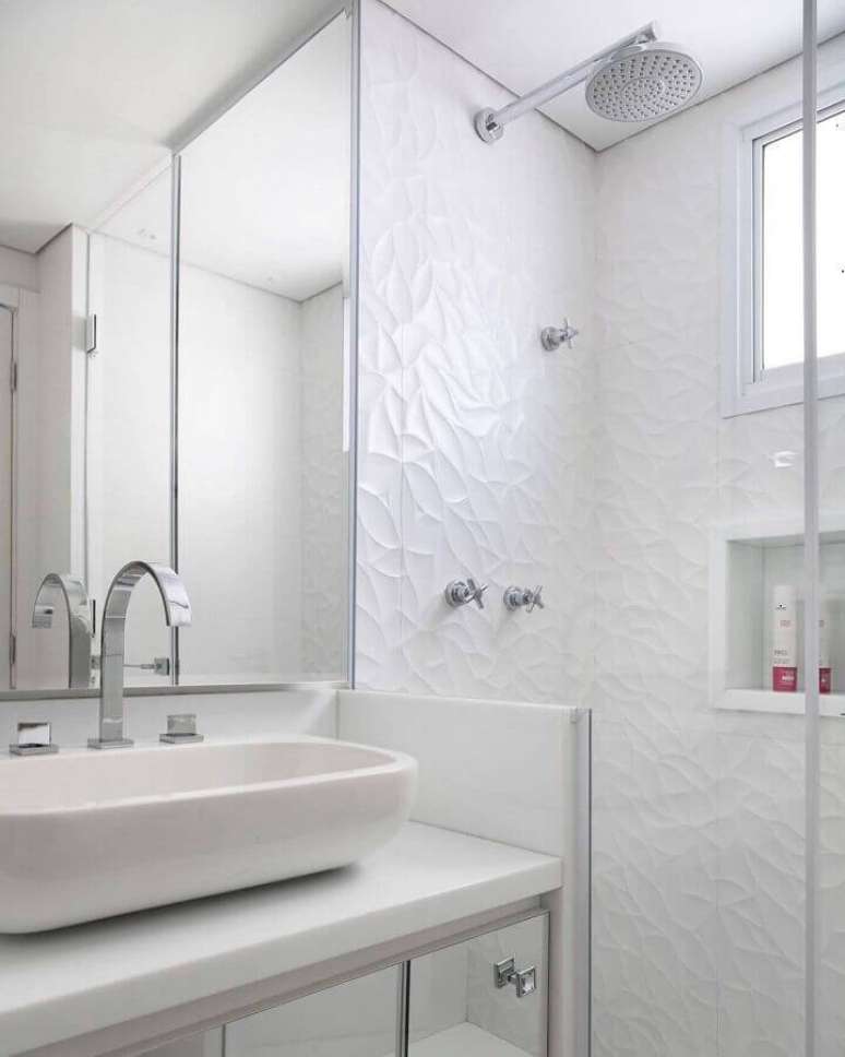 48. O revestimento 3D deu um toque de personalidade ao banheiro na cor branca decorado – Foto: Karen Piscane