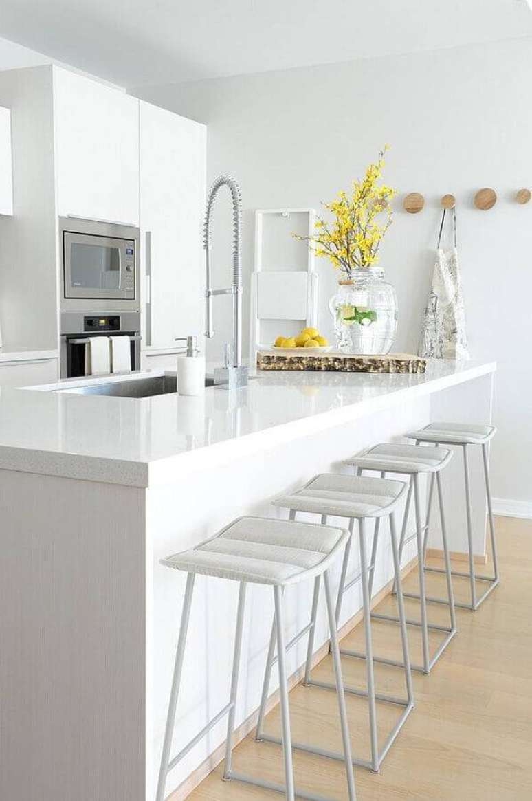 49. Cozinha com ilha decorada na cor branca com banquetas minimalistas – Foto: Sweet Harmonie