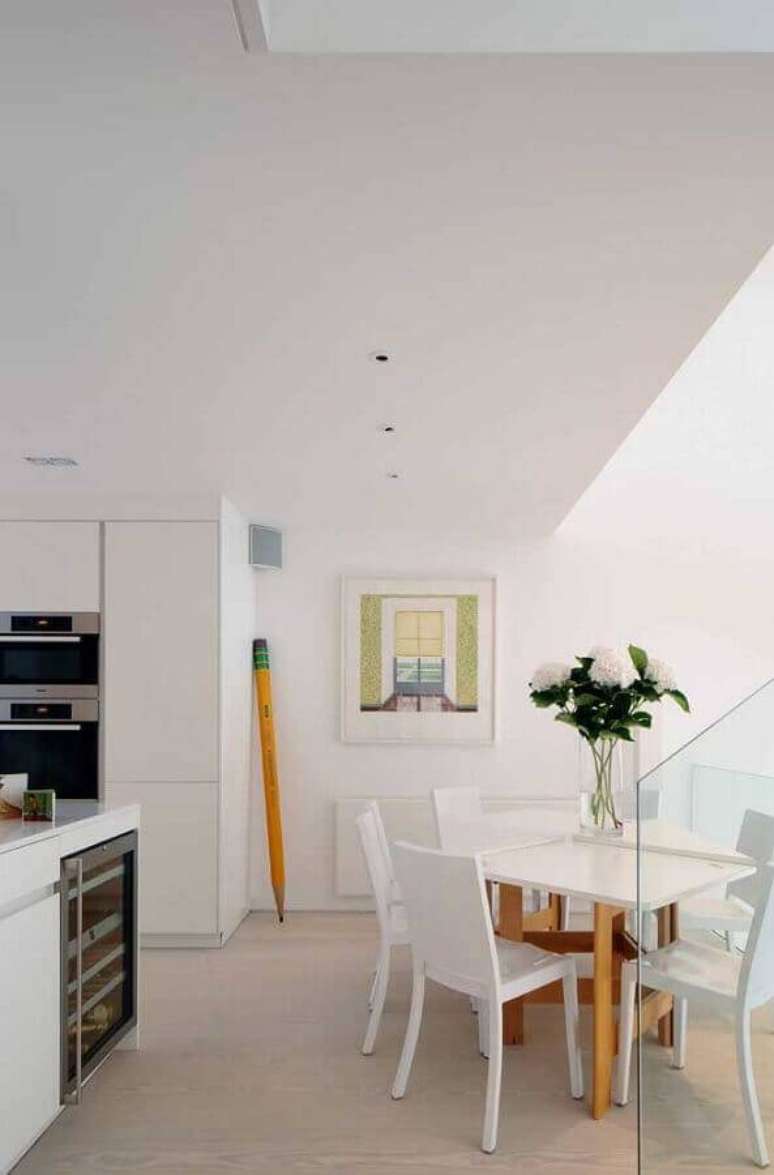 50. Decora&ccedil;&atilde;o para cozinha com sala de jantar na cor branca e mesa pequena &ndash; Foto: Wood Save