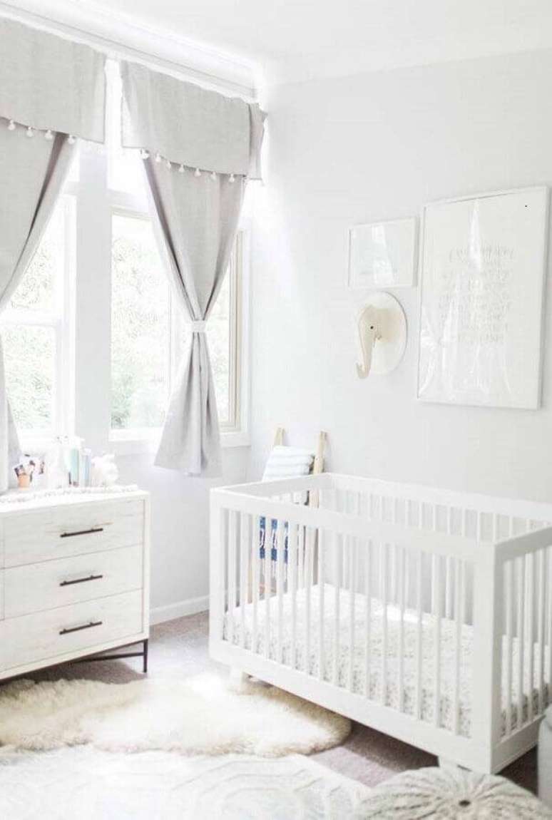 51. Quarto de bebê decorado todo na cor branca – Foto: Pinterest