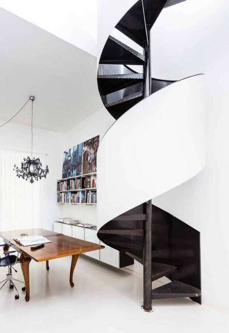 52. Decoração para sala na cor branca com lustre candelabro e escada preta – Foto: Danielle Moss